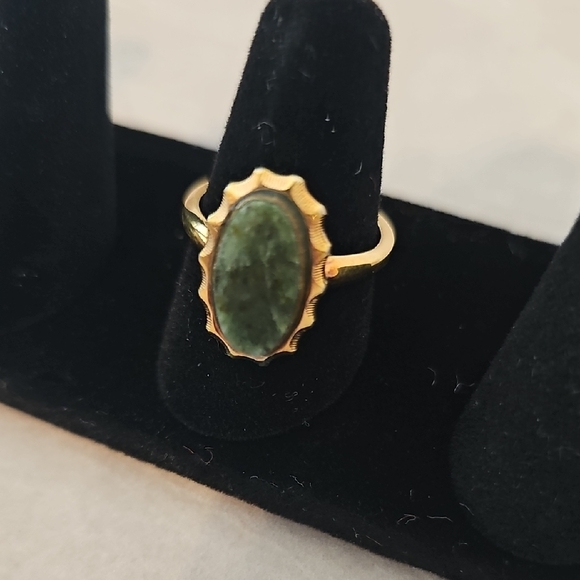Sarah Coventry Gold Ring with Green Stone - Picture 6 of 7